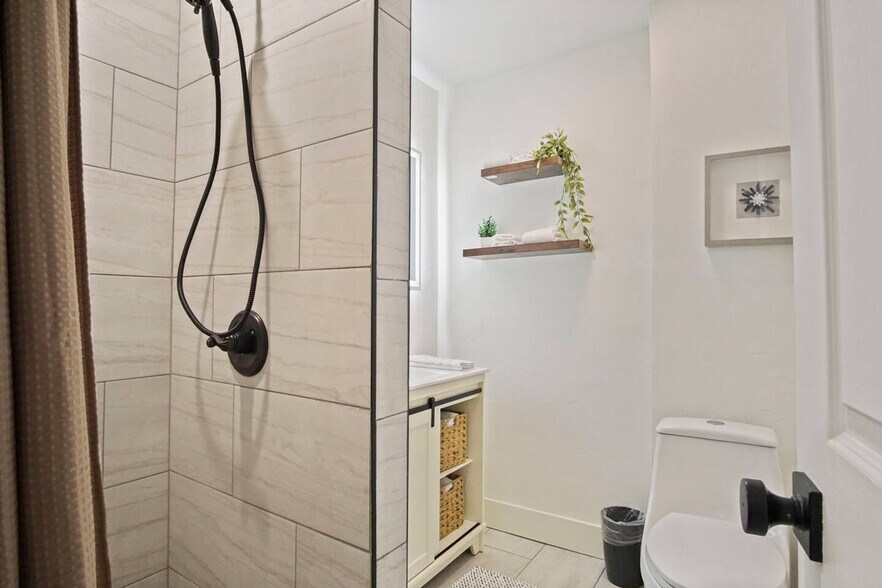 Building Photo - 2809 Pembroke Terrace