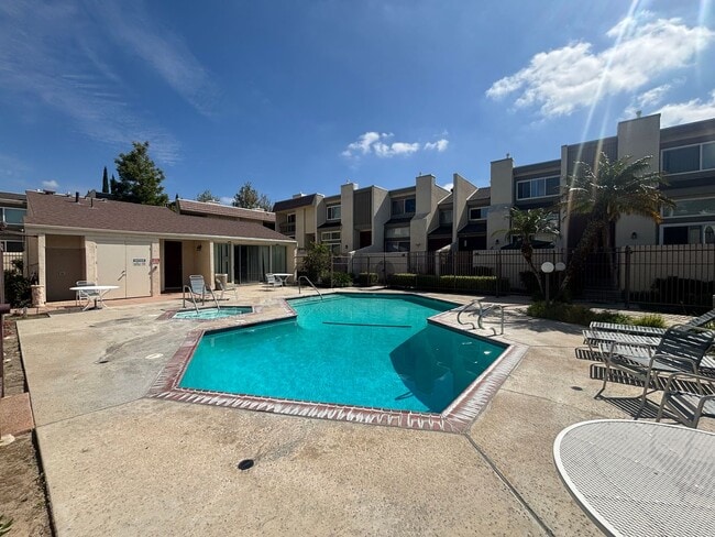 Building Photo - Beautiful 3-Bedroom Townhome in Chatsworth!