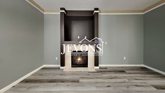 Building Photo - Experience this beautiful SeaTac single-family home with an equipped kitchen, high ceilings, near...