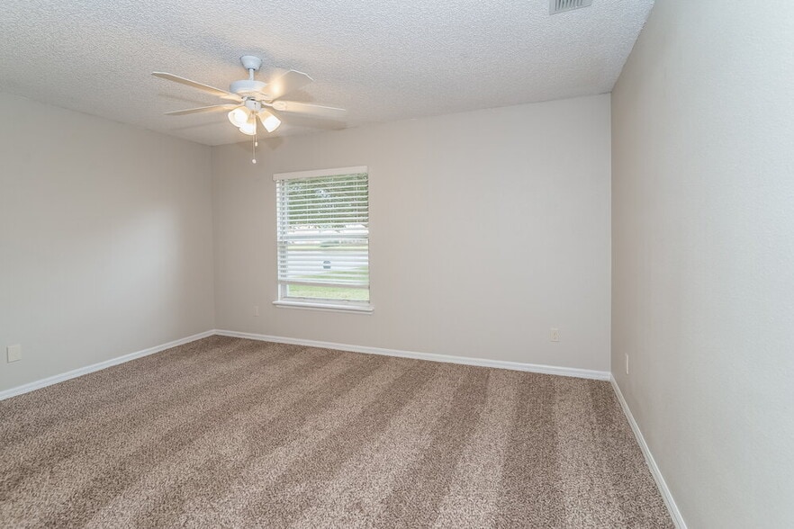 Building Photo - 975 Deer Spring Dr