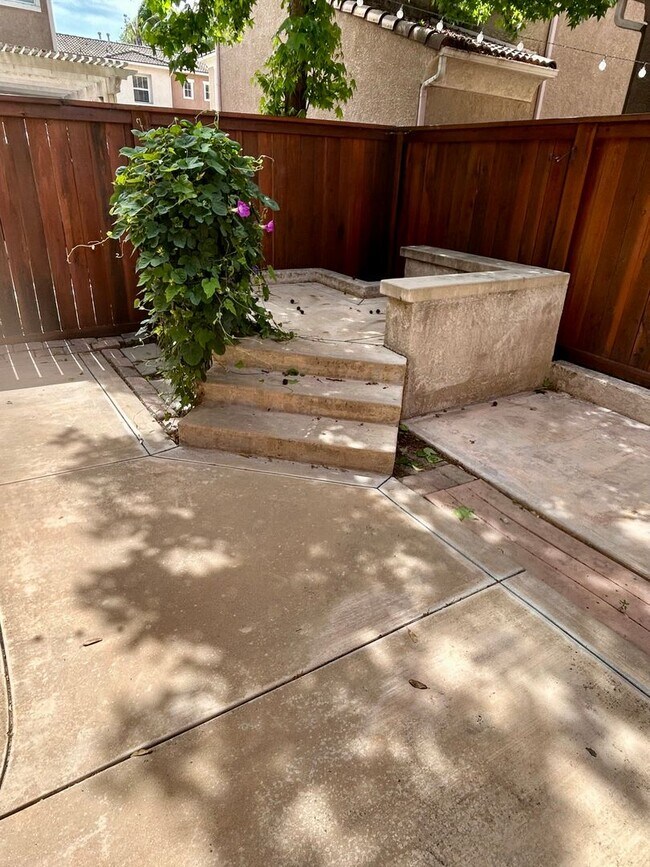 Building Photo - Enjoy this Resort Style Living