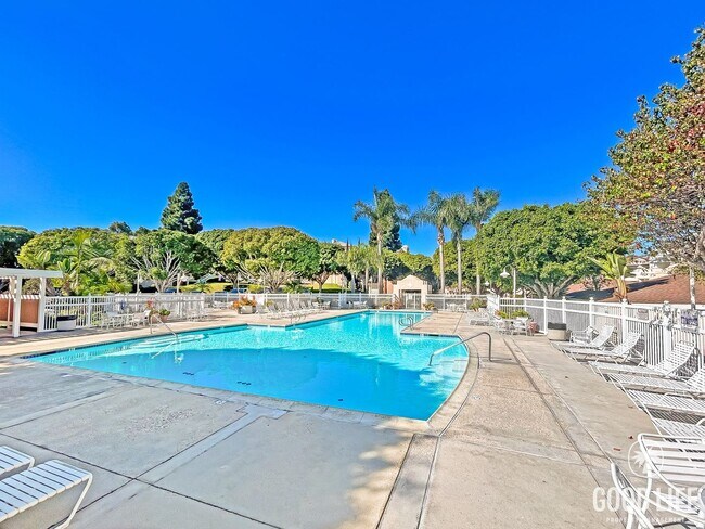 Building Photo - Stunning 2BD/2BA W/ Updated Kitchen and Re...