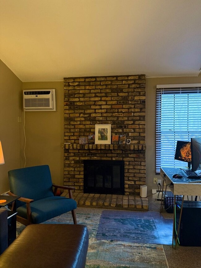 Building Photo - Spacious 2 bedroom in Hopkins