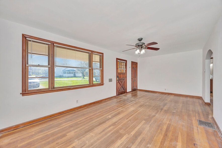 Building Photo - 8253 Brownsway Ln