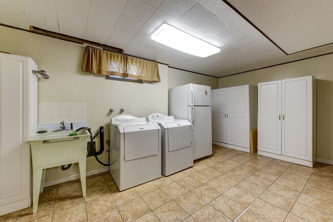 Building Photo - Great 4 Bedroom 3 Bath Home with 2 Car Garage and Covered Patio!