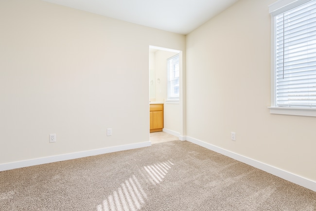 Building Photo - Gorgeous 3x2.5 duplex unit with a fenced b...