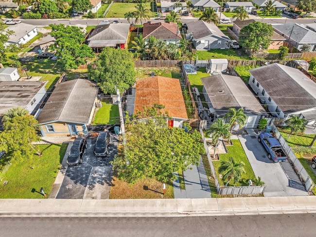 Building Photo - 525 NW 10th Ave