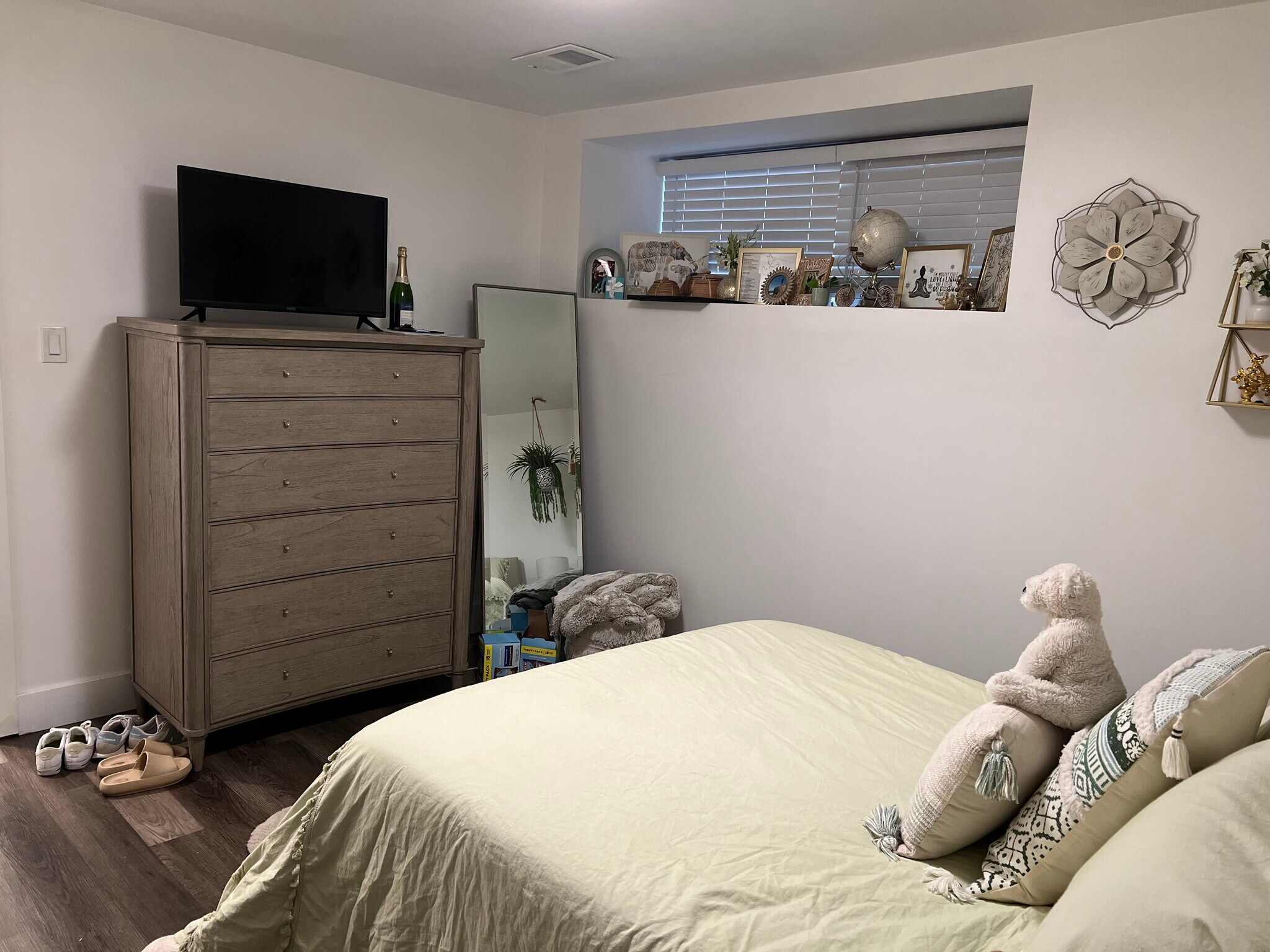 Lower level bedroom - 1401 N Mohawk St