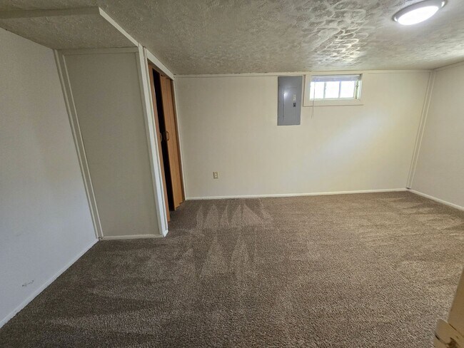 Building Photo - Beautiful North Side Home! Available Now!