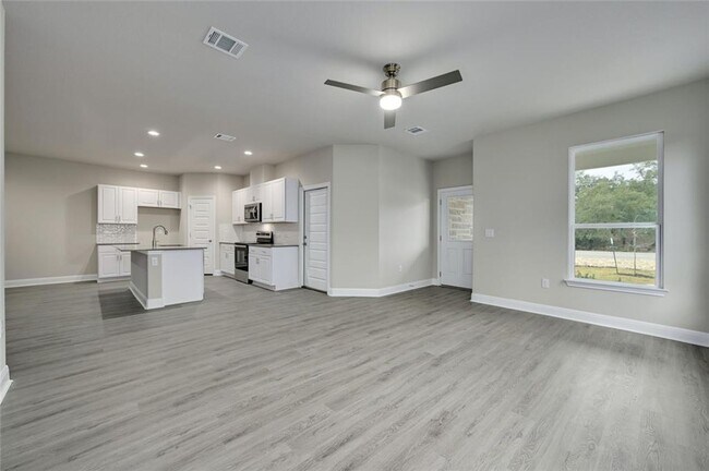 Building Photo - New Lago Vista Duplex