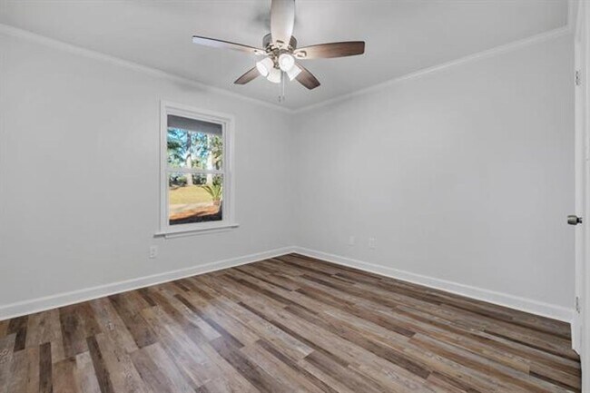 Building Photo - Chaires  Country living Home