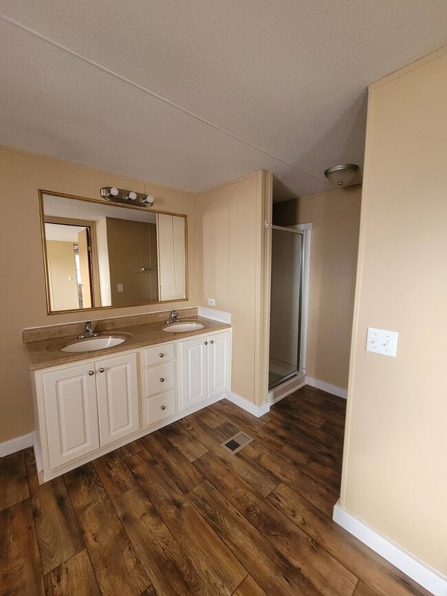 Building Photo - Ready to Move in