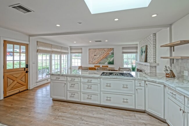 Building Photo - BEAUTIFULLY REMODELED (FURNISHED), 3BR3BA ...