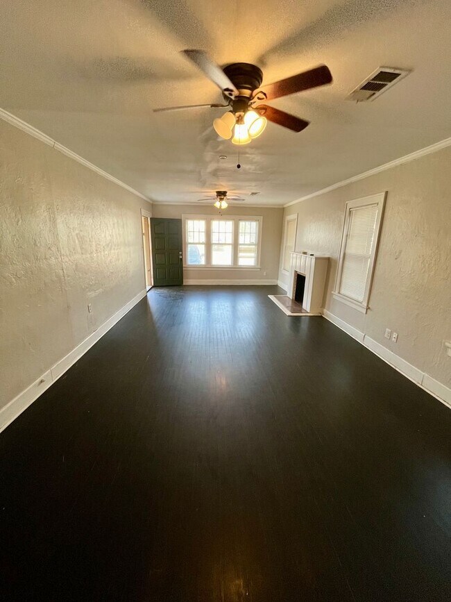 Building Photo - 6 month lease available One Block from Texas Tech