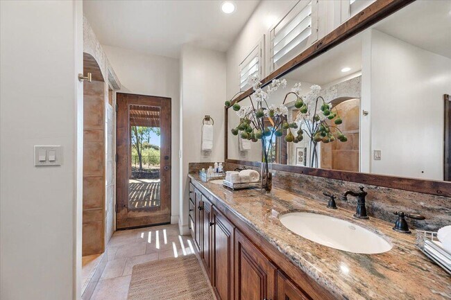 Building Photo - 6750 Golden Pheasant Ln