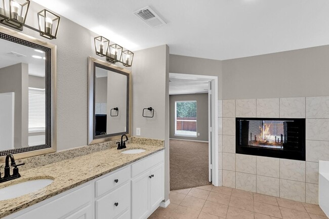 Building Photo - 4729 Woodhaven Ln