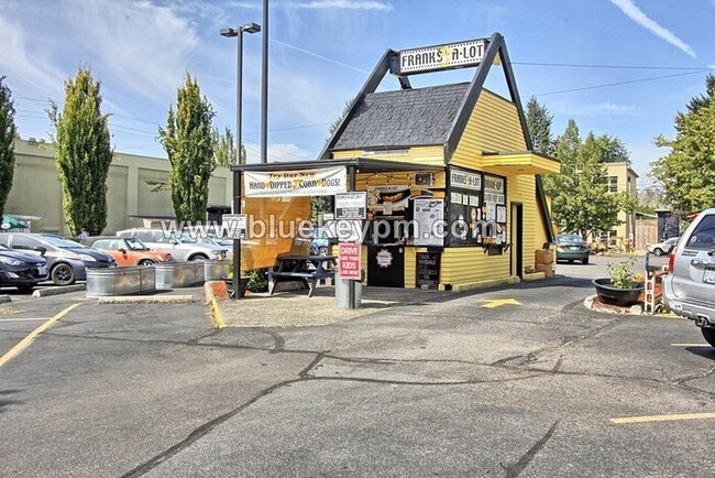 Building Photo - 2 Bed, 1 Bath Unit in Laurelhurst Plex