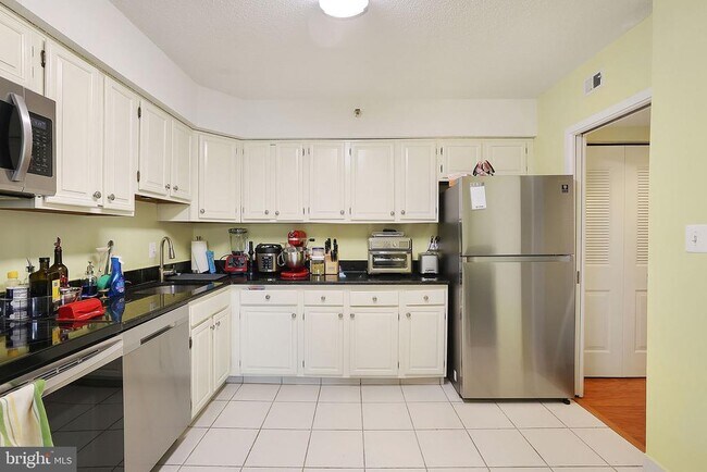 Building Photo - 3713 S George Mason Dr