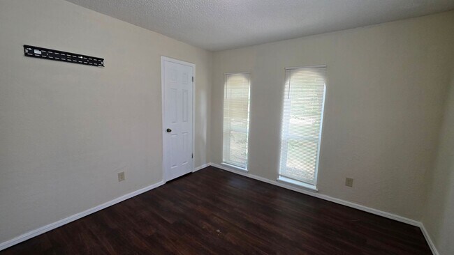 Building Photo - 3 Bed 1 bath home in MWC.