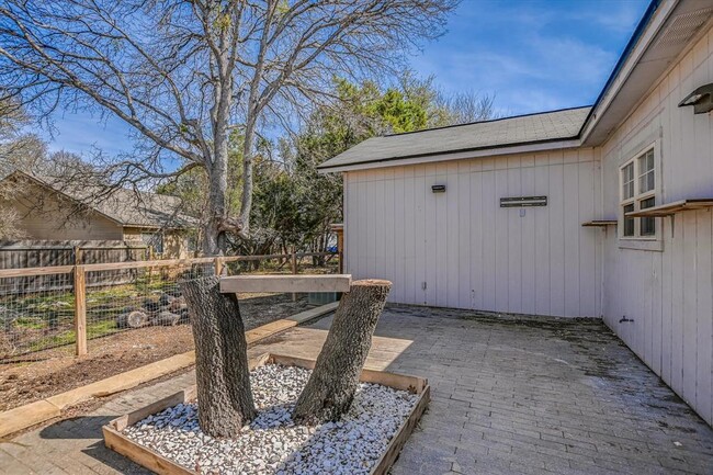 Building Photo - 6 Happy Hollow Ct