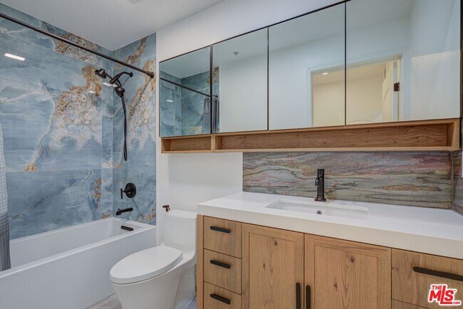 Building Photo - 1444 S Point View St