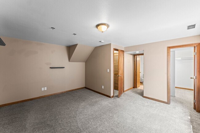 Building Photo - Beautiful 4 Bedroom Broadmoor Glen home - (D12 Schools)