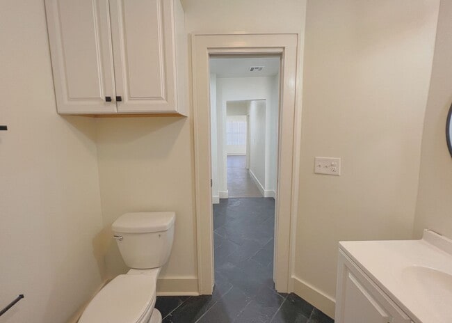 Building Photo - $500 OFF FIRST MONTHS RENT! Charming Duplex on 21st St.