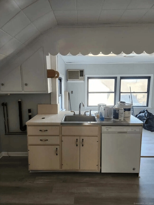 Building Photo - 62 Montauk Ave