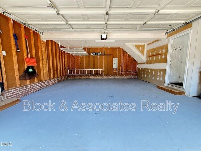 Building Photo - 401 Holly Berry Ln