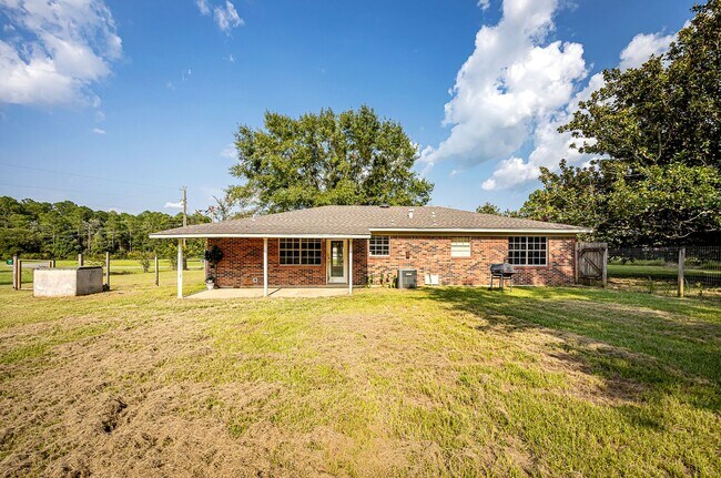 Building Photo - Move in ready 3 Bed 2 Bath Home in East Central School District!