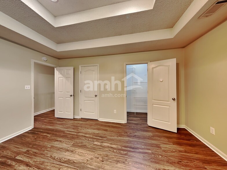 Building Photo - 581 Thornbush Ter