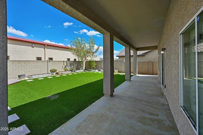 Building Photo - 634 W Kerry Ln