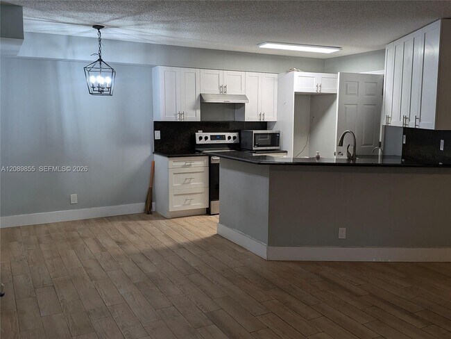 Building Photo - 9999 Summerbreeze Dr