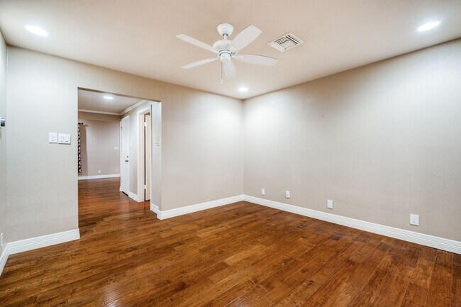 Building Photo - 3-BEDROOM TOWNHOME IN DIJON NORTH, ALAMO HEIGHTS