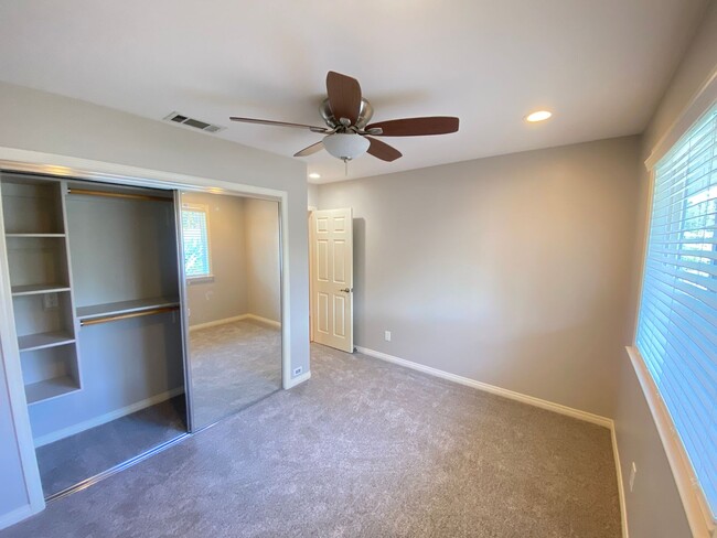 Building Photo - Unique 4 Bedroom 2 bath Guest Home in Ocea...