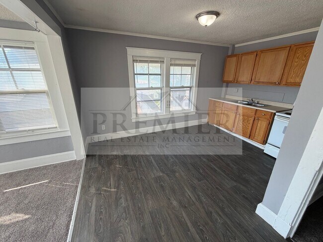 Building Photo - 1124 S Ash Ave
