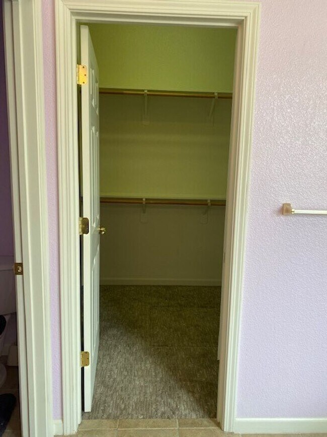Building Photo - Huge 3 Bed 2 Bath + Den Golf Course Hom...