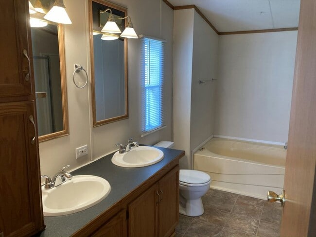 Building Photo - 889 Fernwood Dr