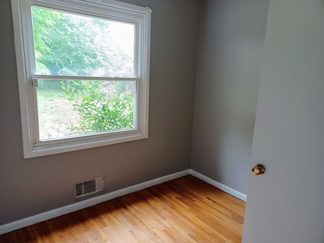 Building Photo - Spacious 4 bedroom, 1 1/2 bath home in Par...