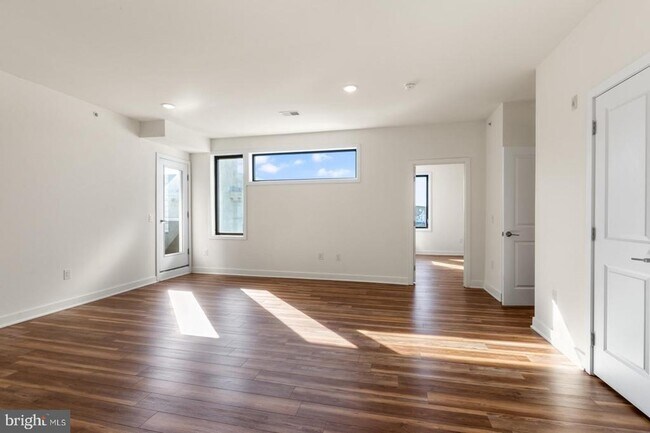 Building Photo - 2411 Kensington Ave