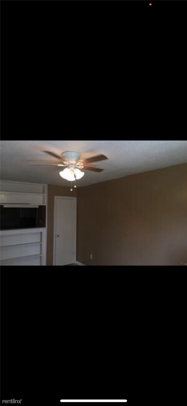 Building Photo - 2 br, 1 bath Duplex - 9440 Coffee Street A