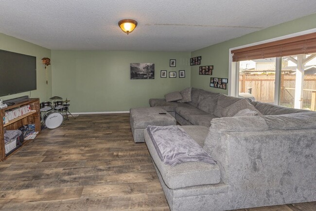 Building Photo - 5 Bedroom home, 2488sf with Central Air. Fenced Yard