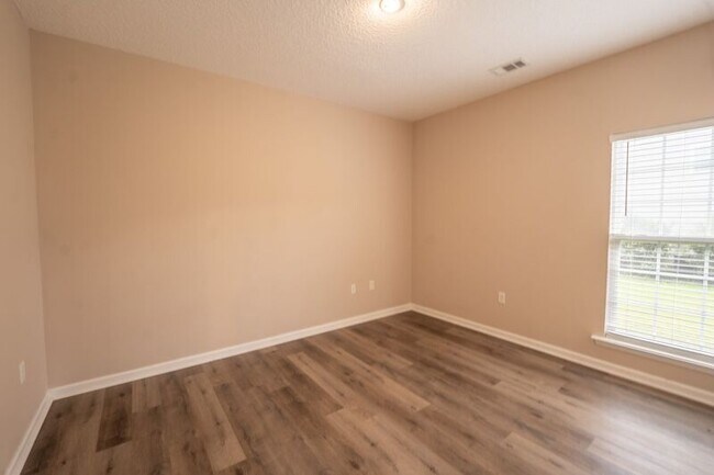 Building Photo - 10 Arbors Cir