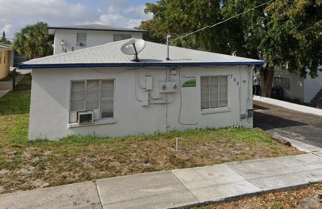 Building Photo - 709 11th St