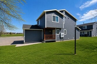 Building Photo - Townhouse-style End unit 3BD, 1.5 BA with attached garage