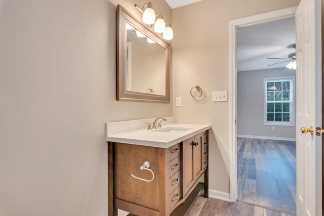 Building Photo - 2046 Samantha Dr