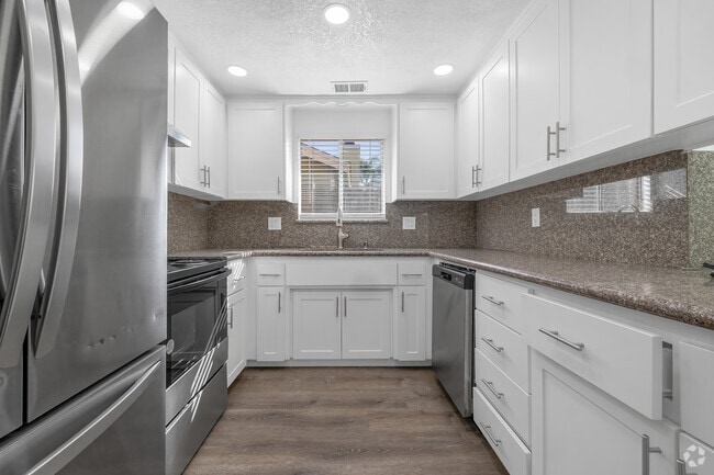 3BD, 2BA -1050SF - Kitchen - Shadow Glen Townhouse Apartments