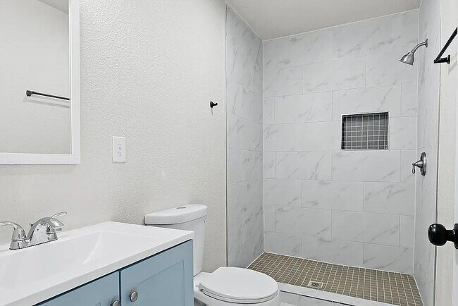 Building Photo - 2551 W Summit Ave.