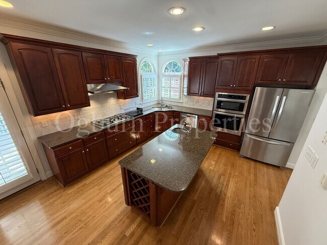 Building Photo - 4BR/2BA/2-0.5BA Custom Home in Greenbrier ...