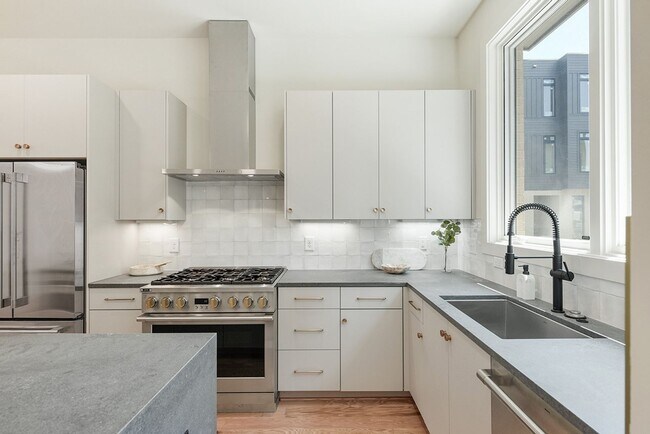 Building Photo - Stunning Salemtown Townhome!